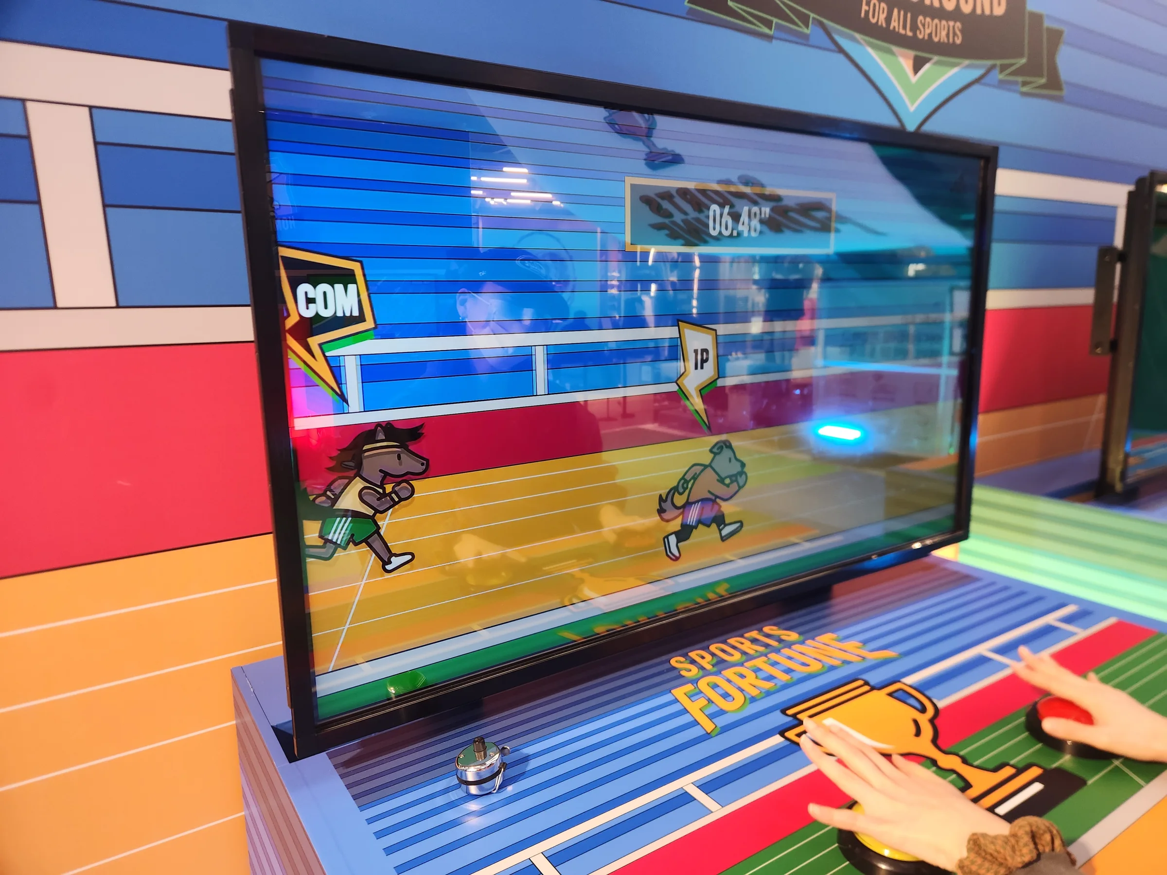 COM and 1P characters racing, with hands on the buttons