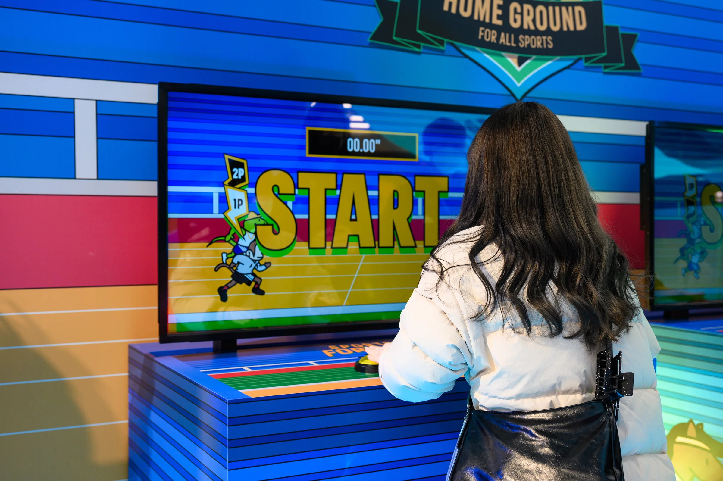 A participant watches START appear above the 1P and 2P characters.