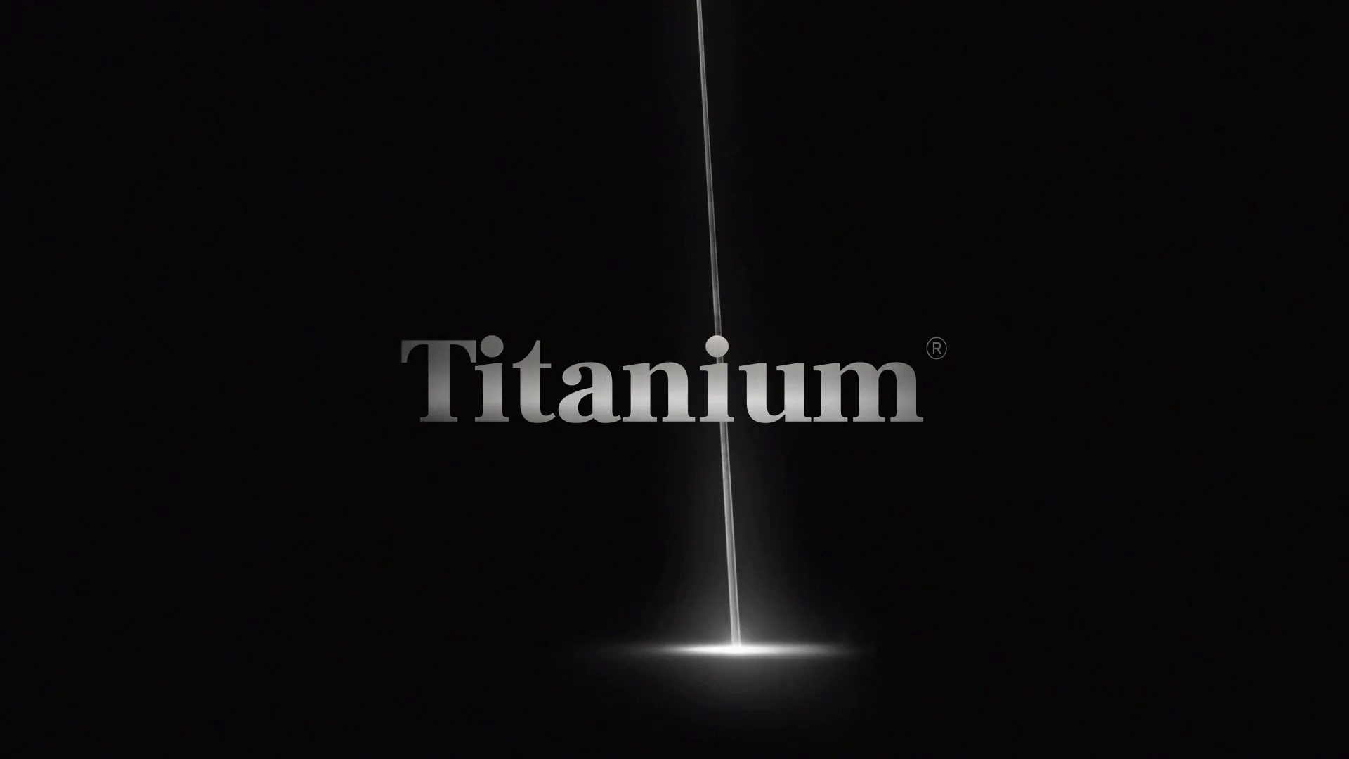 暗闇の中、Titaniumの上に落ちる一筋のレーザー