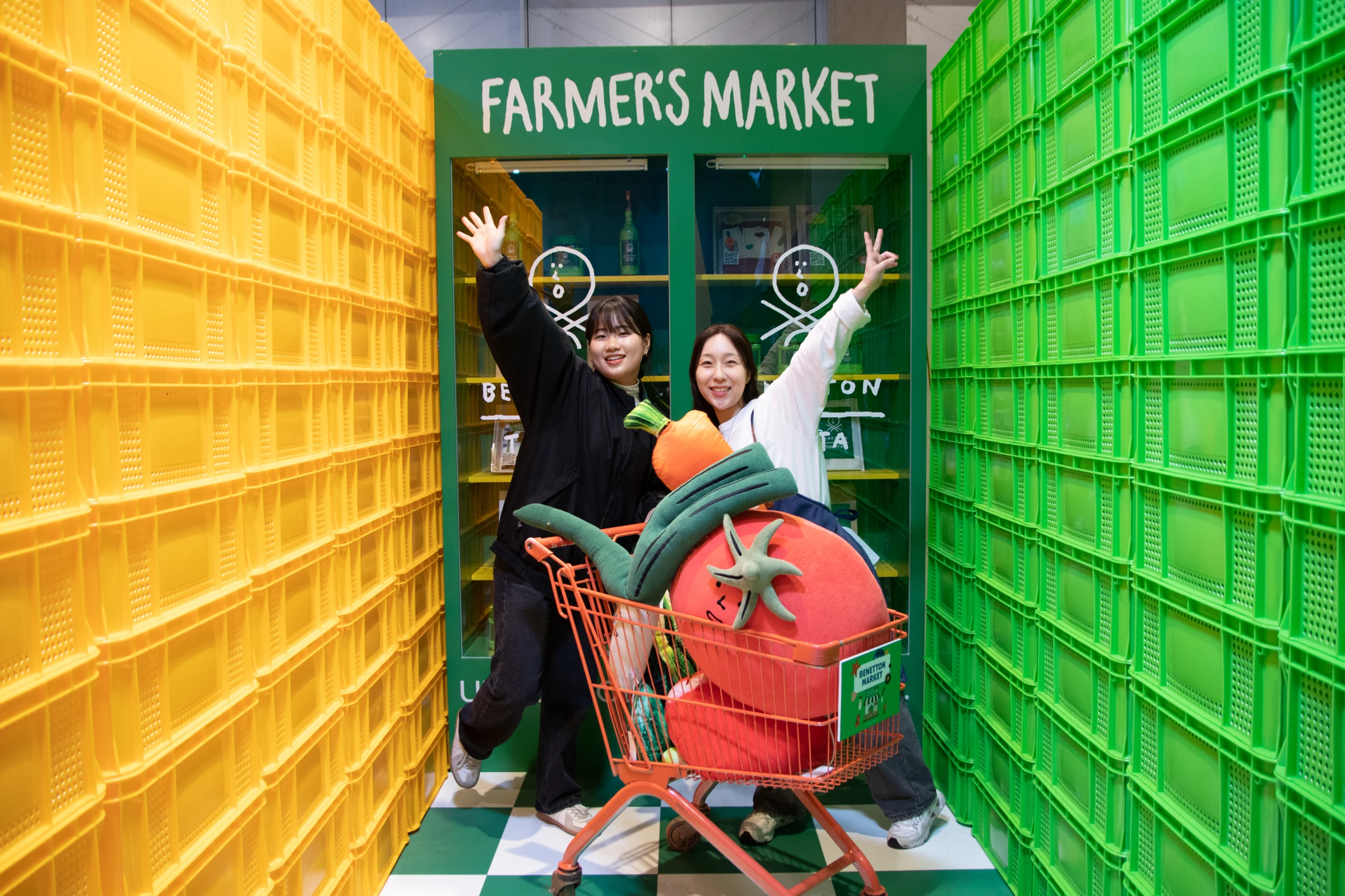 野菜のぬいぐるみを入れたカートと撮影するFARMフォトゾーン