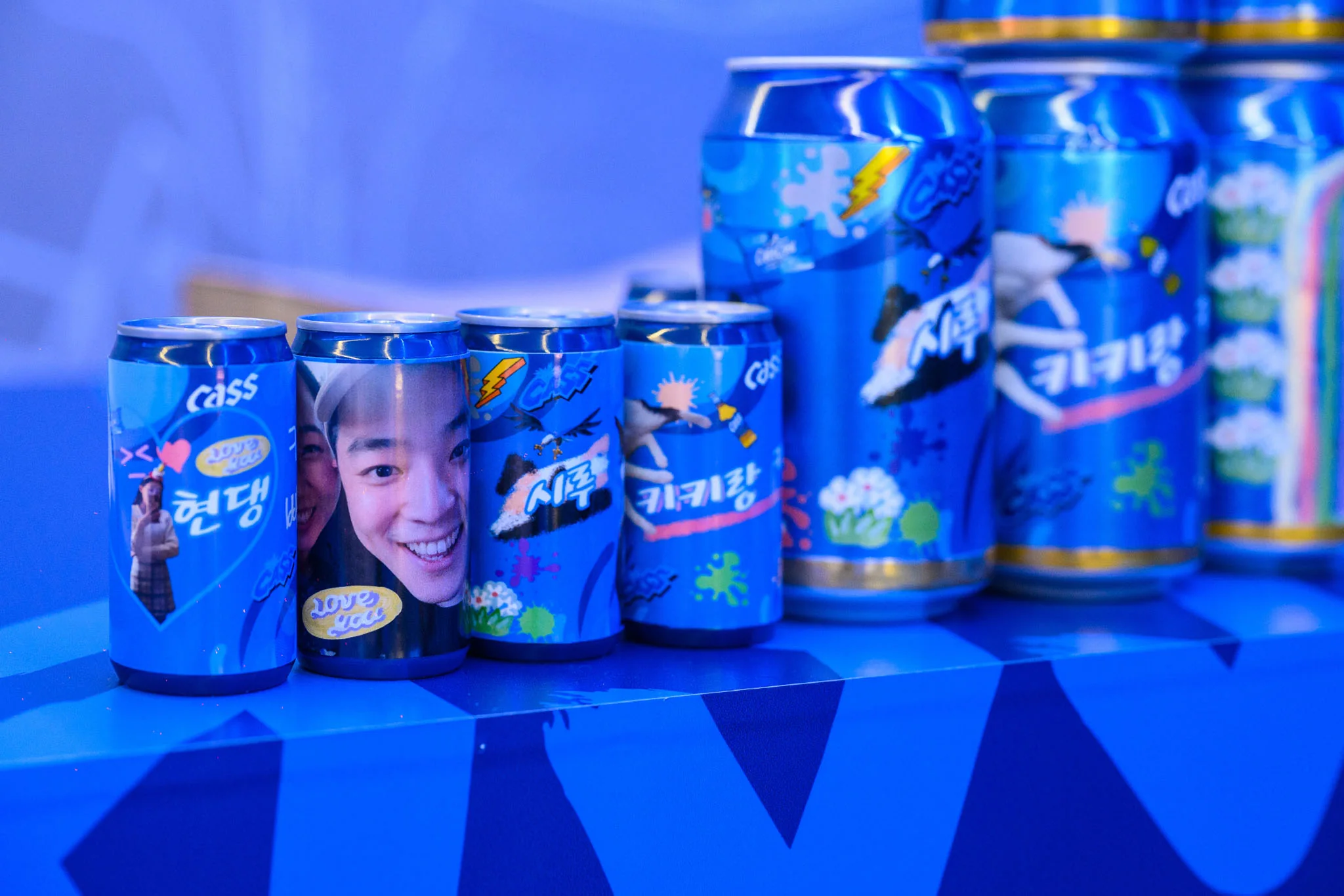 관람객의 얼굴 사진과 손글씨가 입혀진 아트캔들