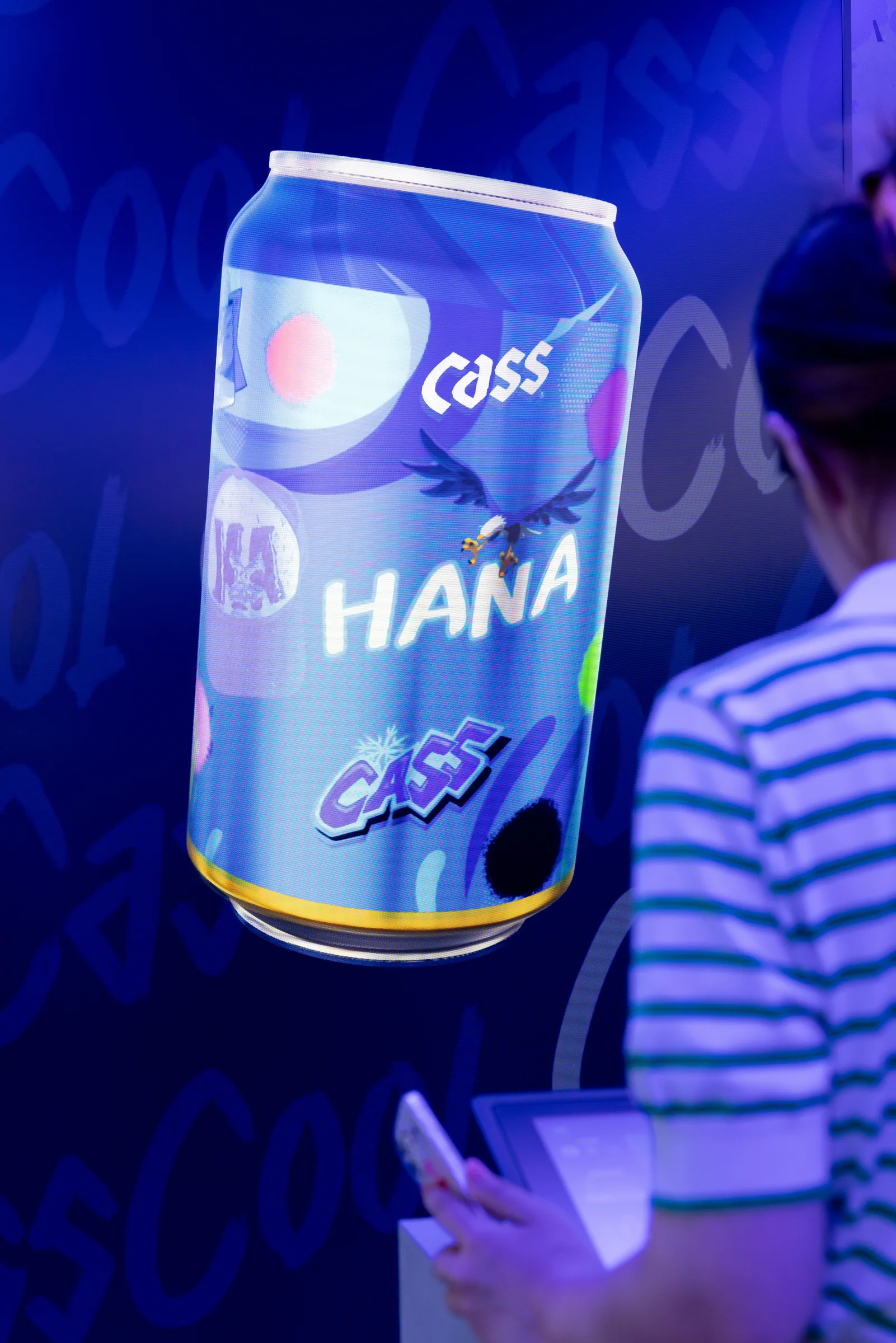 HANA 디자인이 입혀진 3D 캔이 뜬 세로 화면