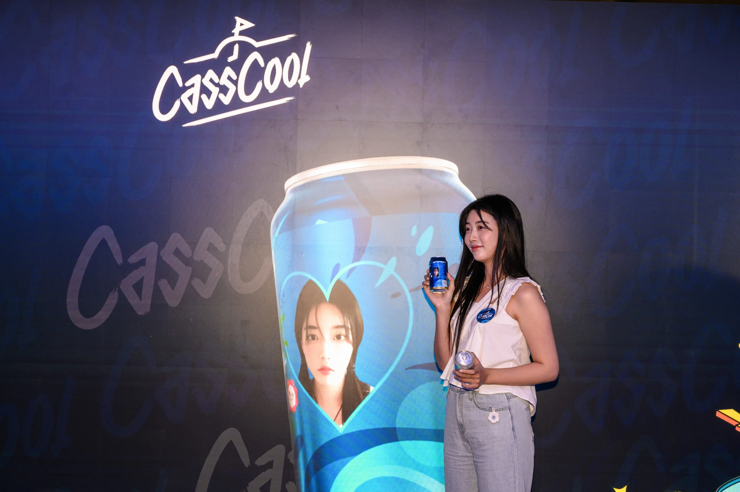 2층 LED 벽에 관람객의 사진이 입혀진 거대한 3D 캔이 떠 있고, 그 앞에서 관람객이 포즈를 취한다.