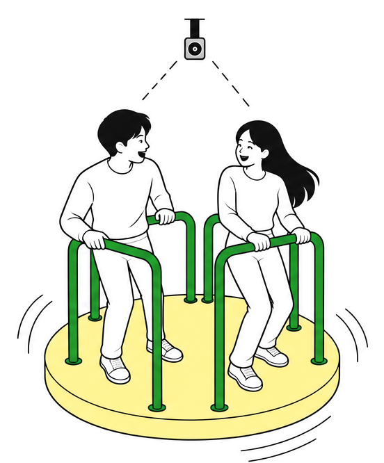 초록 손잡이가 달린 둥근 회전판 위에서 도는 두 사람과 천장 카메라