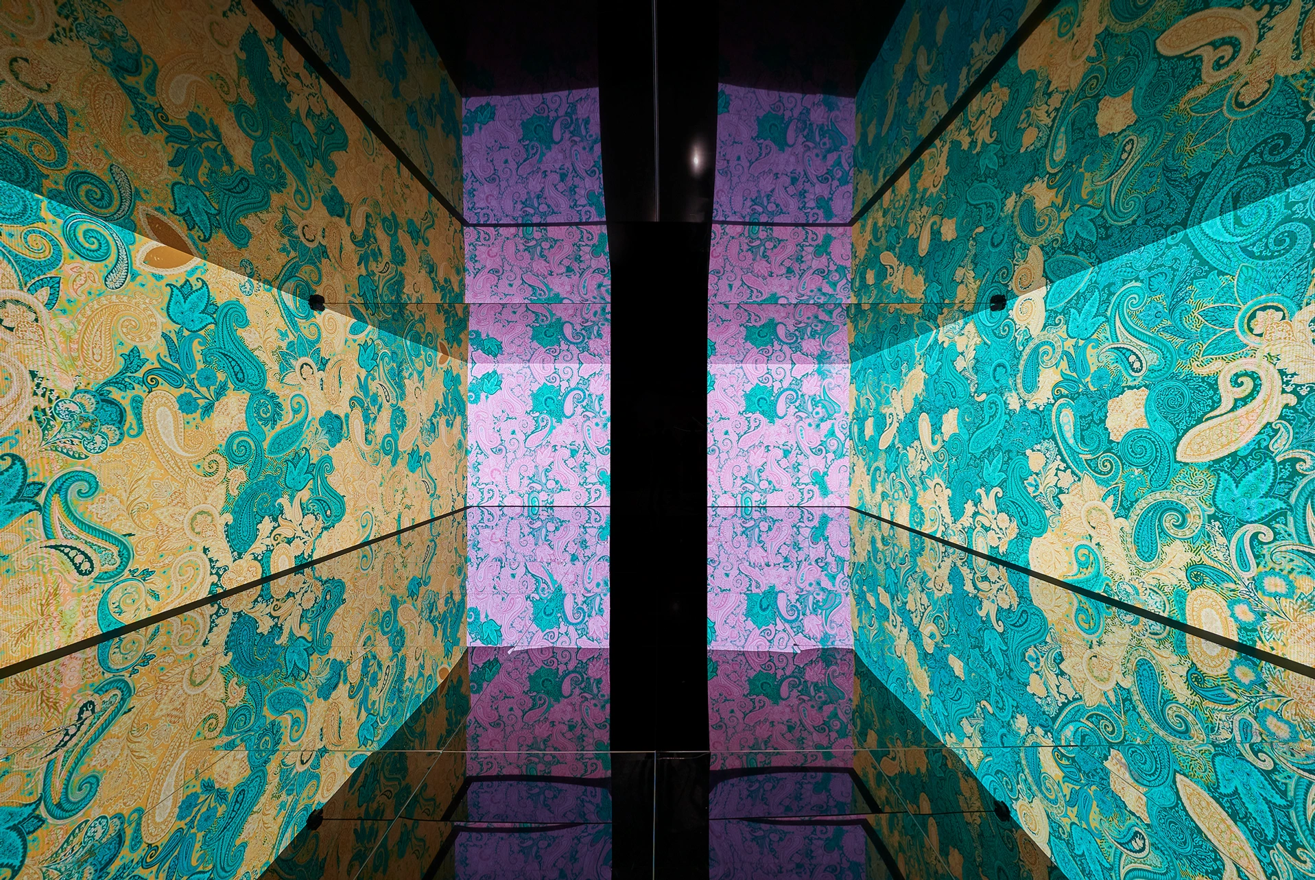 Facing screens and reflections