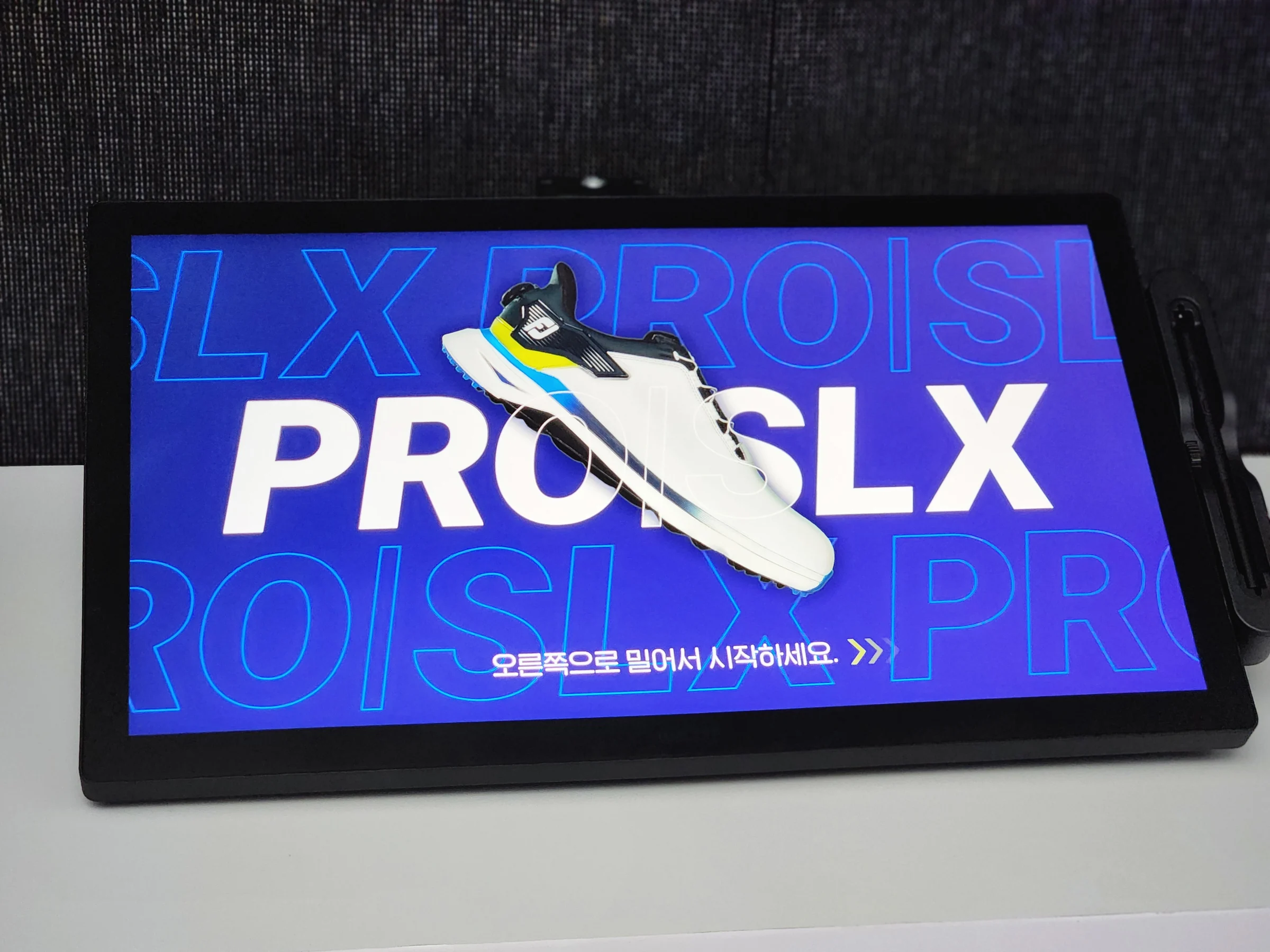タブレットに表示されたPRO/SLXのスタート画面