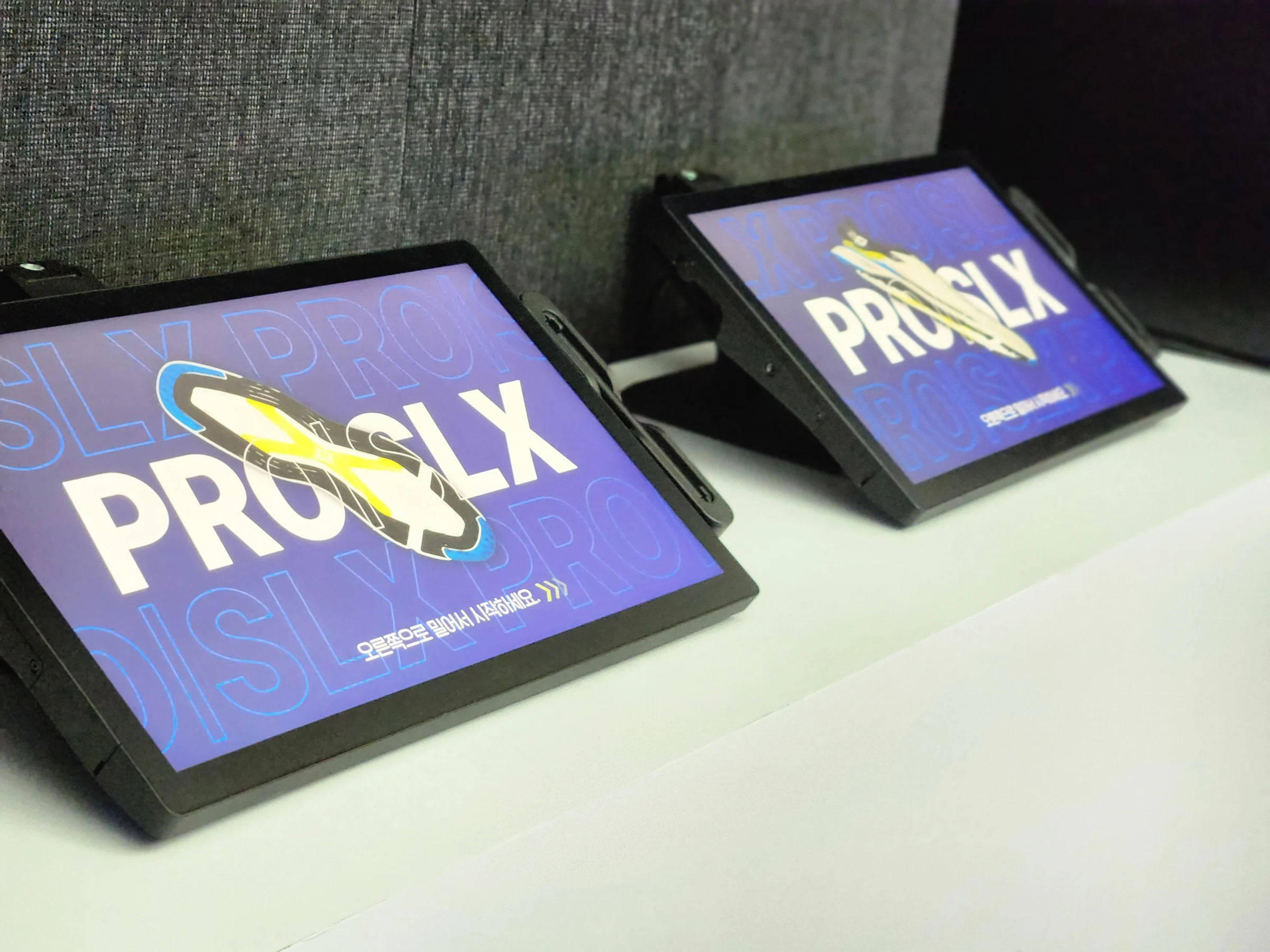 カウンターの2台のタブレットに表示されたPRO/SLXスタート画面
