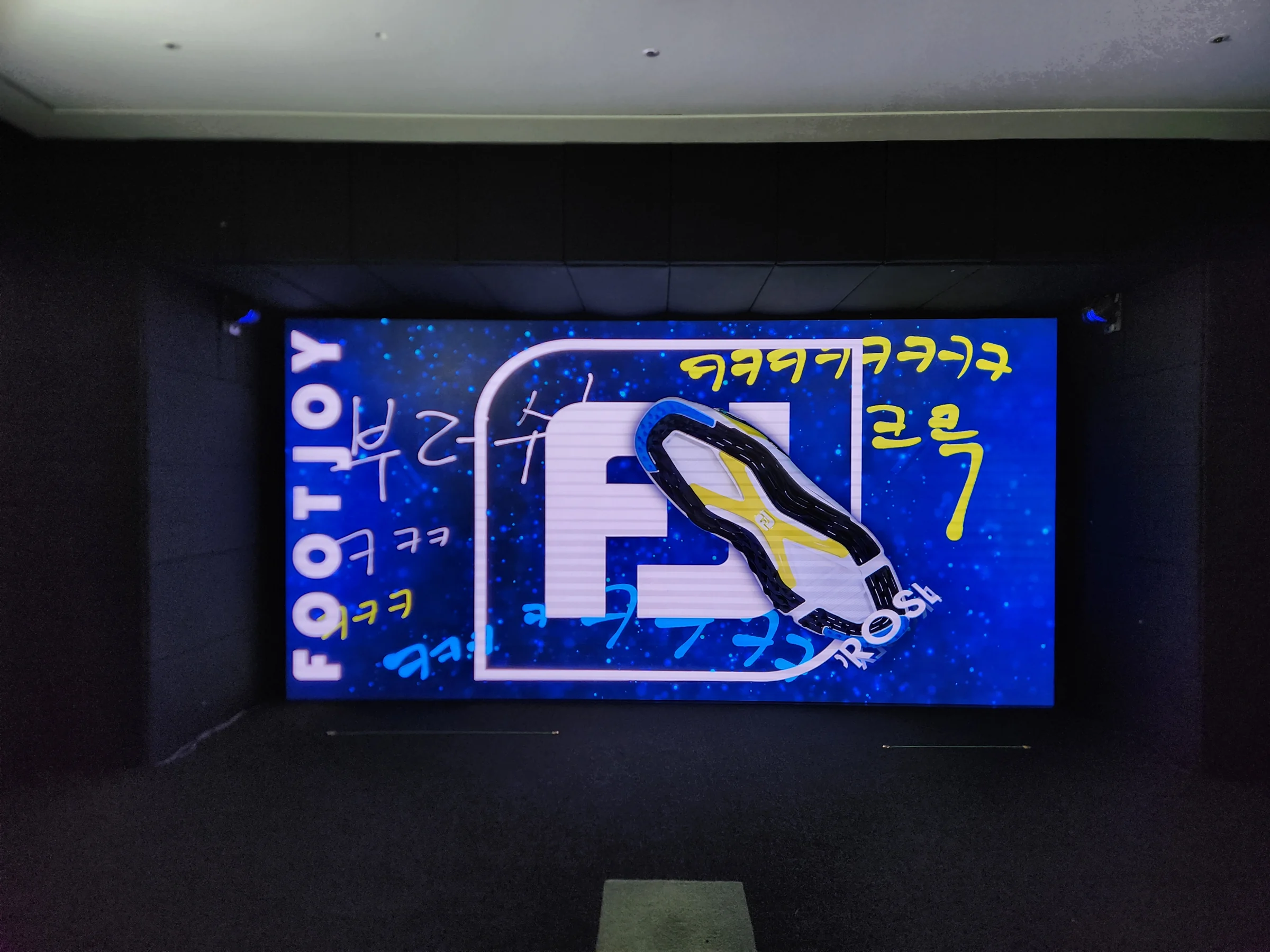 FJロゴを描き込んだデザインが映るLEDウォール