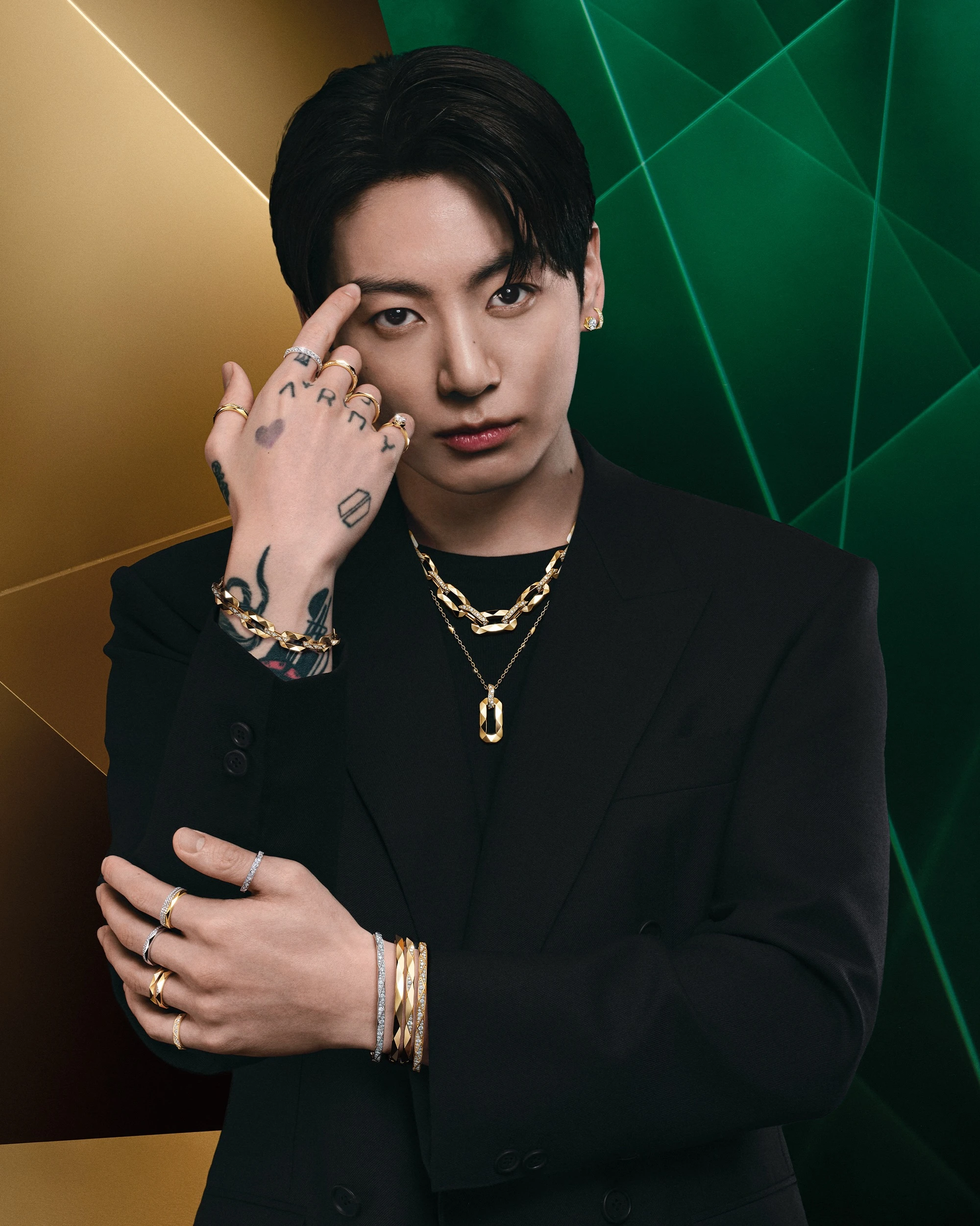 검은 수트의 정국과 금색 세트, 초록빛 레이저 면이 교차하는 캠페인 배경