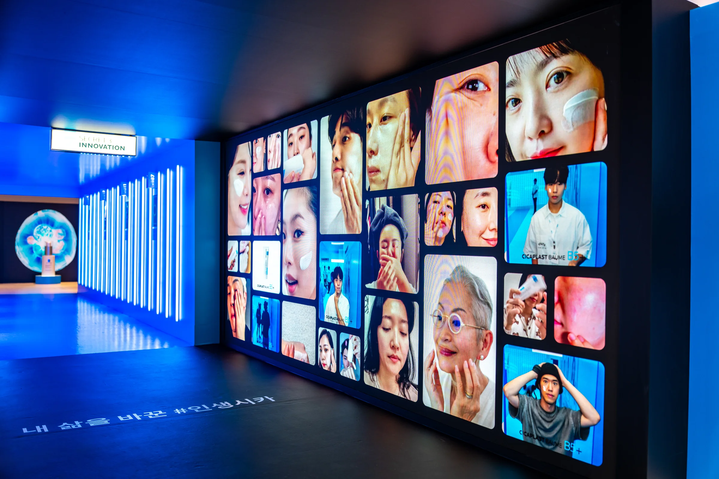 비스듬히 본 LED 월과 그 너머로 이어지는 복도