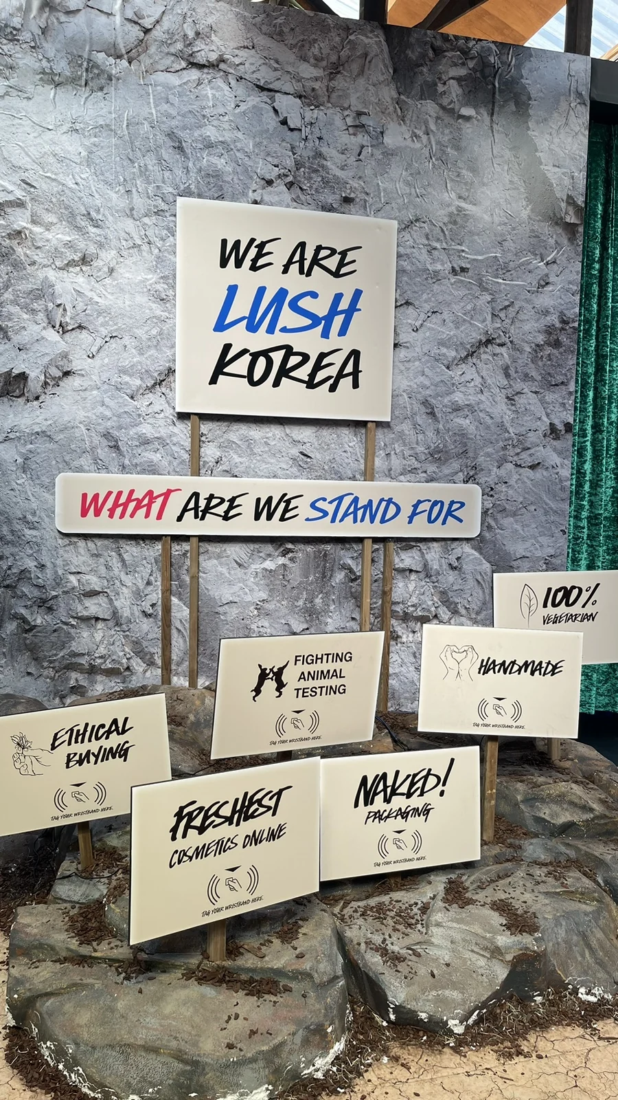 WE ARE LUSH KOREA·ETHICAL BUYING·NAKED 등 가치 팻말들