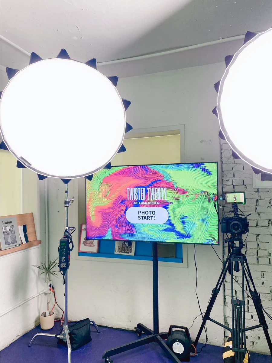 카메라와 조명, PHOTO START 화면이 놓인 AR 스튜디오