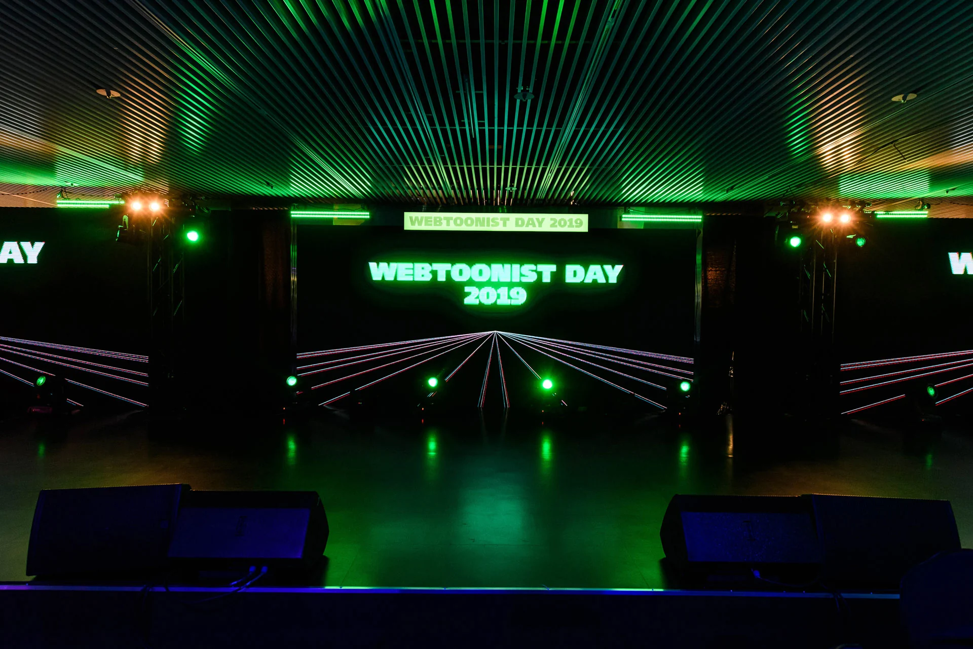 WEBTOONIST DAY 2019の画面が掲げられたステージ