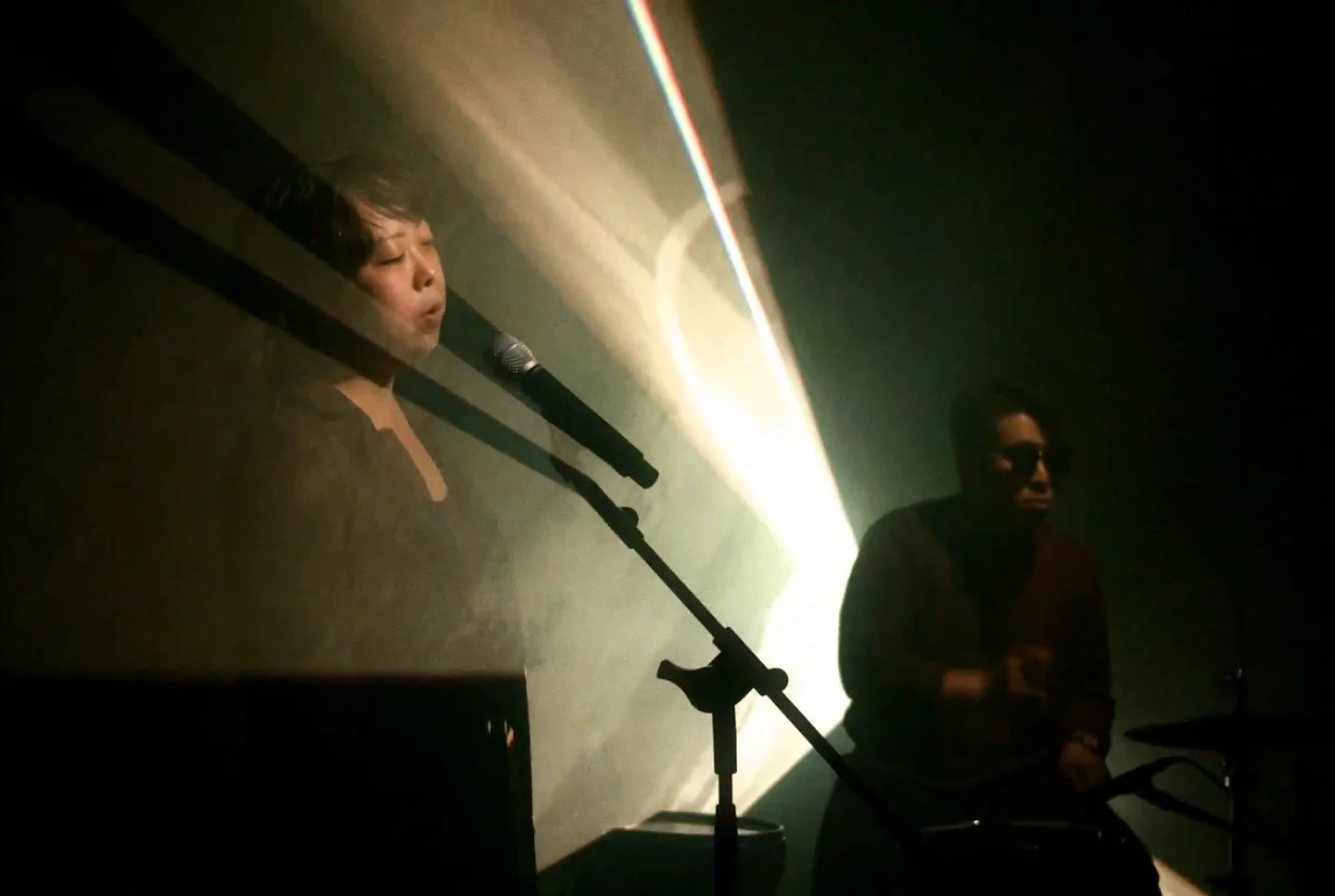 横から入るビームの間にいる演奏者