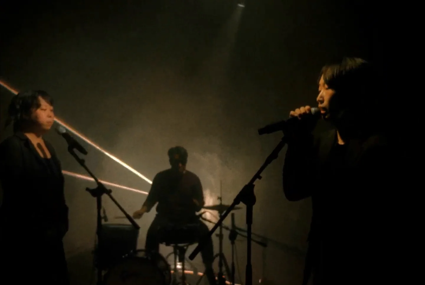ビームを背にした3人の演奏者