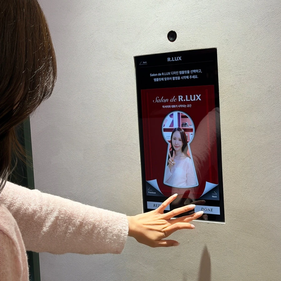 키홀 프레임에 사진을 맞추는 장면