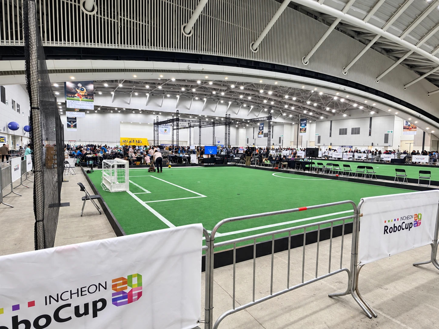 RoboCup 행사장 내 로봇 축구 경기장