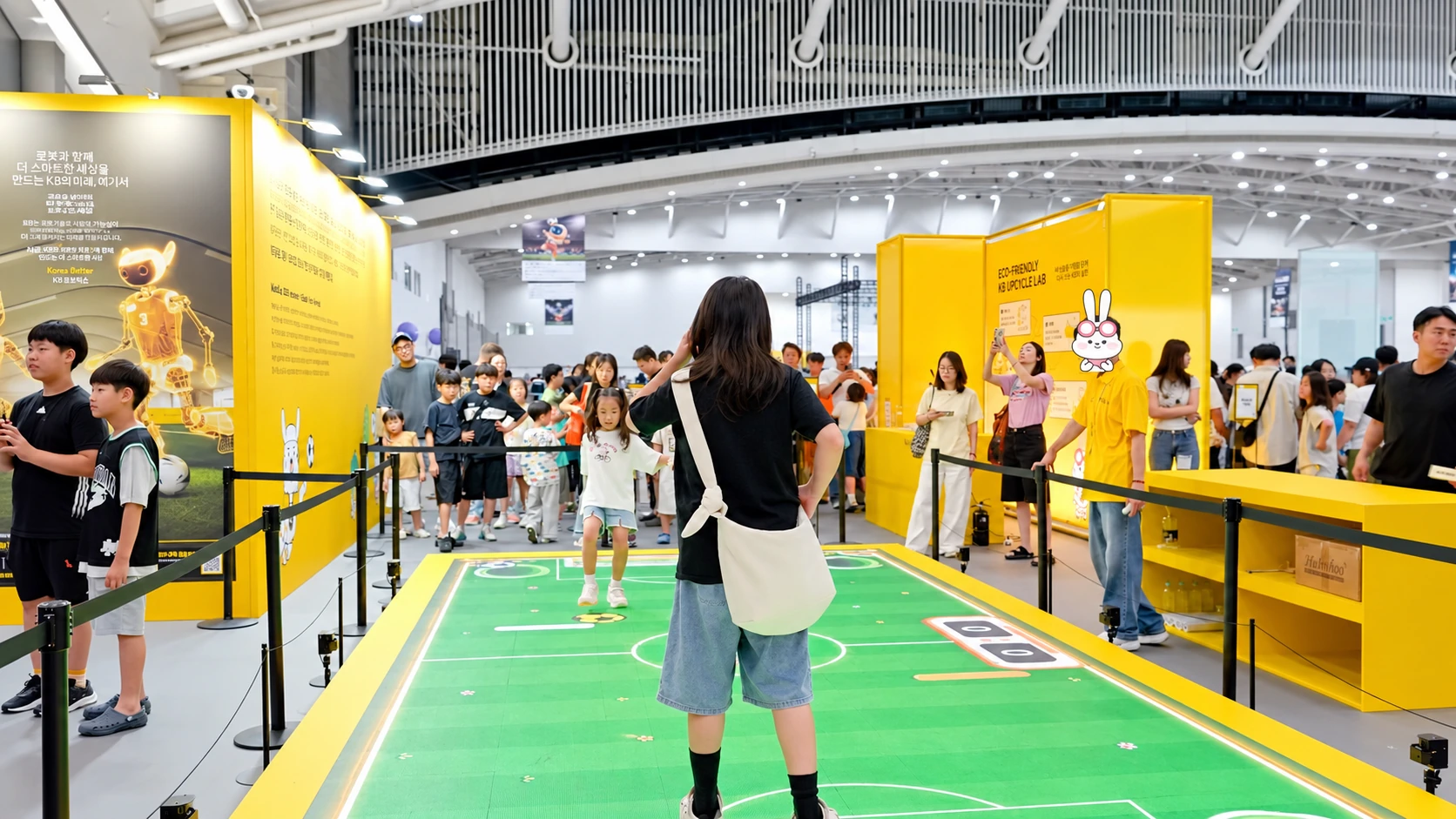 아이와 어른이 마주 서서 즐기는 경기