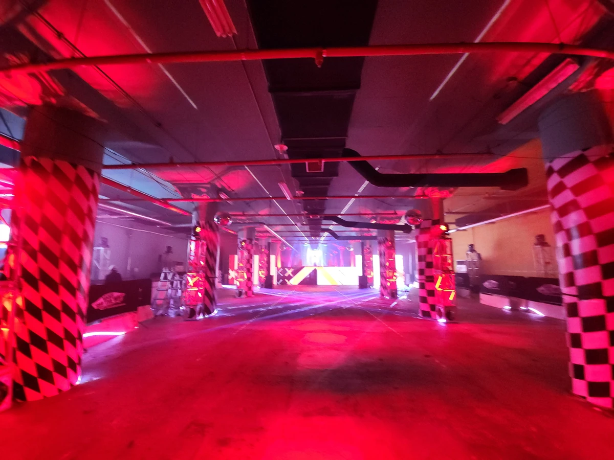 Beams and color overlapping during the performance