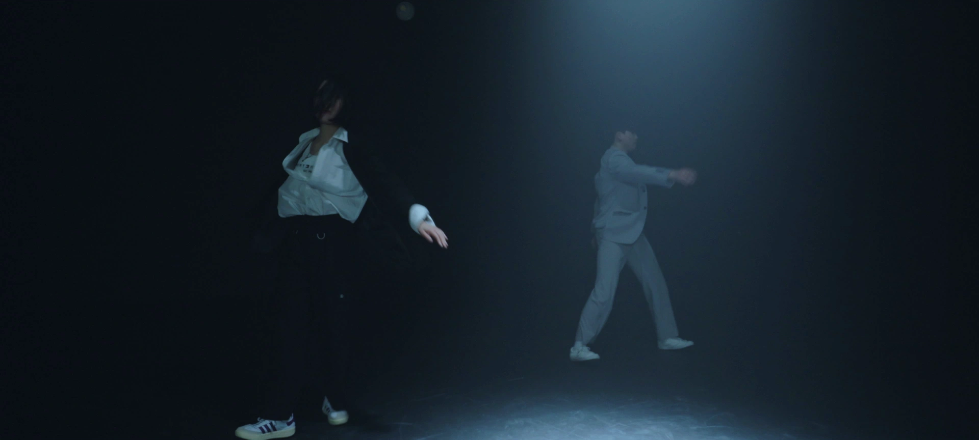 レーザー登場前に踊る二人のパフォーマー。